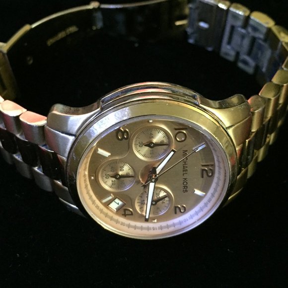 Michael Kors Women's Runway Rose Gold-Tone Watch - Picture 3 of 4